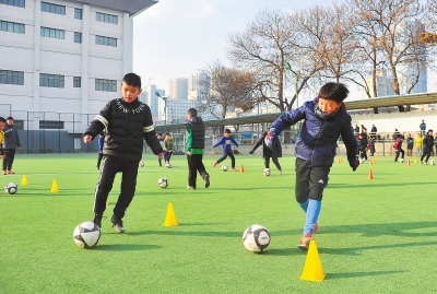 兰州：50余名甘肃精英足球队的孩子们正在进行冬季训练