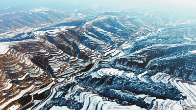 雪中俯瞰庆阳市合水县的梯田
