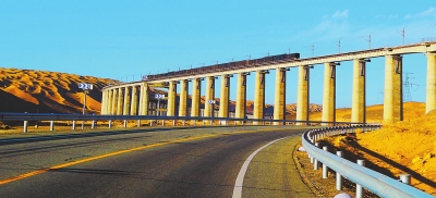 一货运列车驶过酒泉阿克塞哈萨克族自治县沙山沟大桥