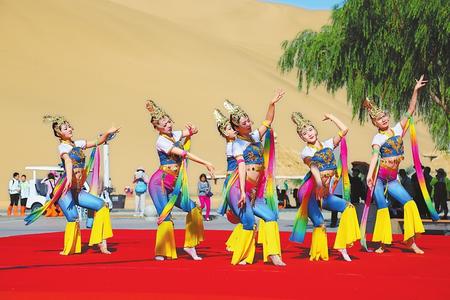 《丝路花雨》剧组在鸣沙山景区表演敦煌飞天舞