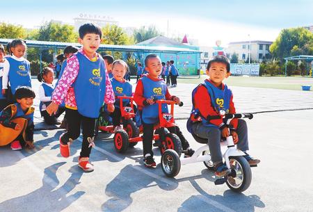 武威民勤县实验幼儿园幼儿在上交通安全体验课