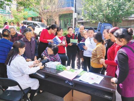 陇南两当县组织卫生工作者在西坡镇开展健康体检和免费义诊活动